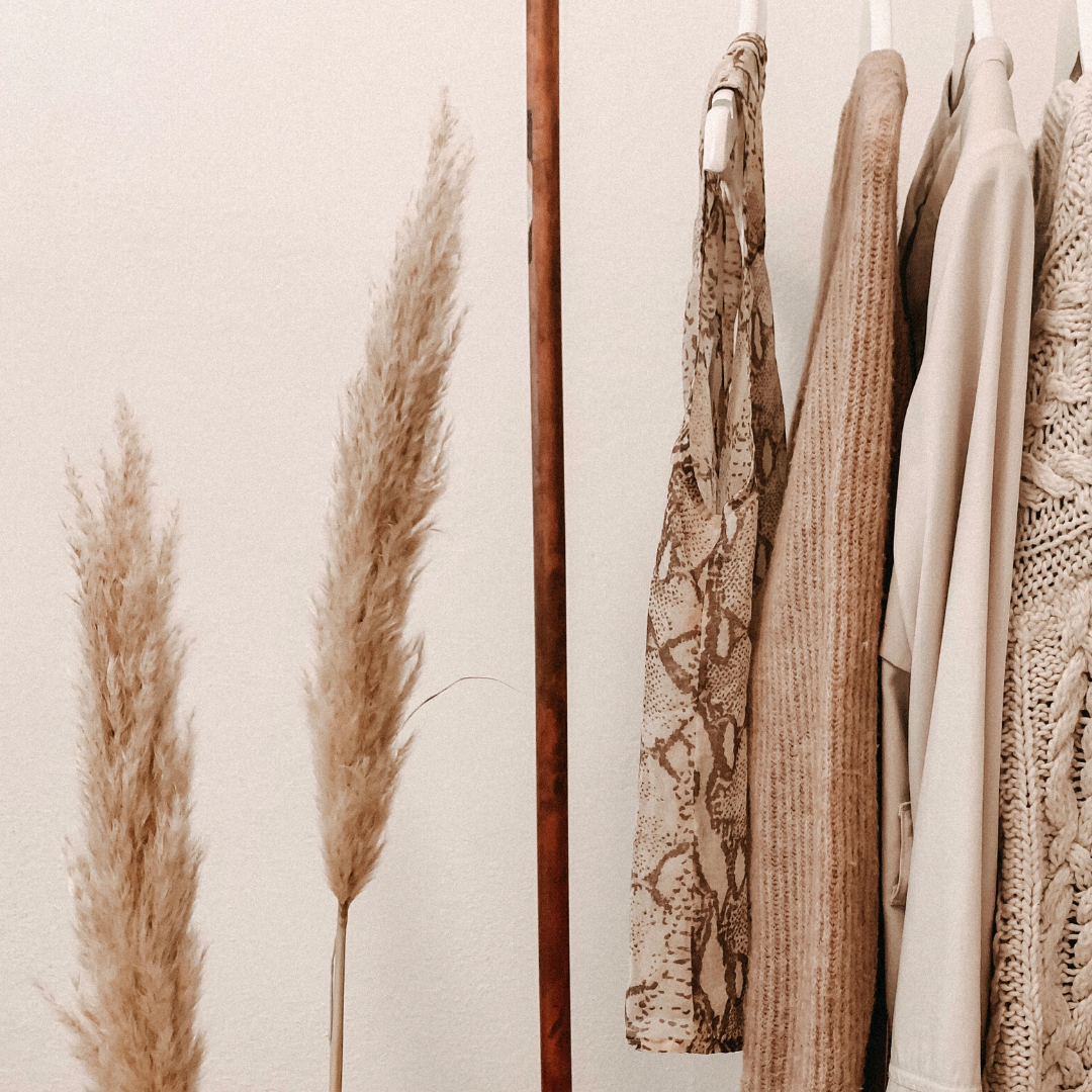 Top 5 Decor Secrets for a Minimalist Wardrobe - Lunabags.com